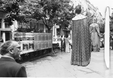 Ambient electoral amb els cartells de propaganda a la Rambla de la Llibertat de Girona