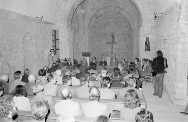 Acte de presentació d'un grup d'homes a l'interior de la capella de Sant Nicolau de Girona