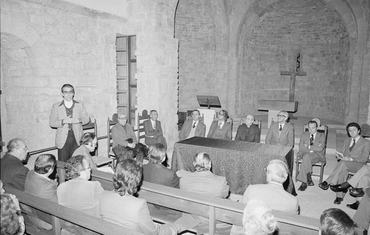 Acte de presentació d'un grup d'homes a l'interior de la capella de Sant Nicolau de Girona