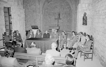 Acte de presentació d'un grup d'homes a l'interior de la capella de Sant Nicolau de Girona