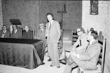 Acte de presentació d'un grup d'homes a l'interior de la capella de Sant Nicolau de Girona