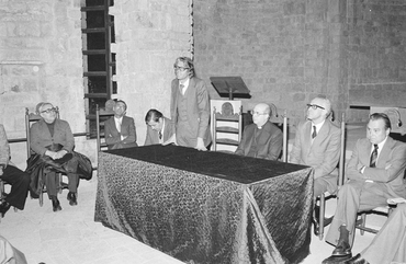 Acte de presentació d'un grup d'homes a l'interior de la capella de Sant Nicolau de Girona