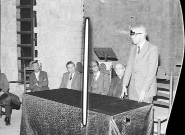 Acte de presentació d'un grup d'homes a l'interior de la capella de Sant Nicolau de Girona