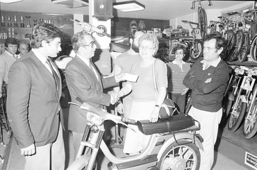 Acte d'entrega d'unes motocicletes a diversos clients del concessionari Casademont