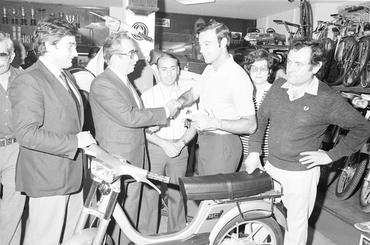 Acte d'entrega d'unes motocicletes a diversos clients del concessionari Casademont