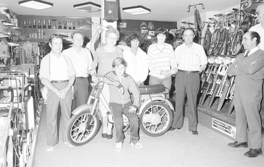 Acte d'entrega d'unes motocicletes a diversos clients del concessionari Casademont