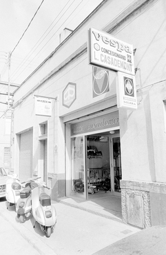 Acte d'entrega d'unes motocicletes a diversos clients del concessionari Casademont