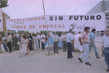 Acampada dels treballadors de Telefònica davant la seu laboral del Güell a Girona