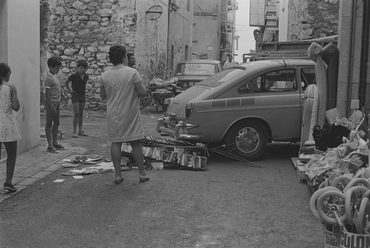 Accident d'un cotxe amb un expositor de postals a L'Escala