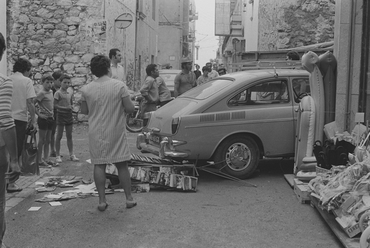 Accident d'un cotxe amb un expositor de postals a L'Escala