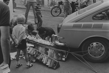 Accident d'un cotxe amb un expositor de postals a L'Escala