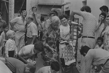 Accident d'un cotxe amb un expositor de postals a L'Escala