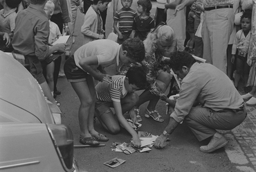 Accident d'un cotxe amb un expositor de postals a L'Escala