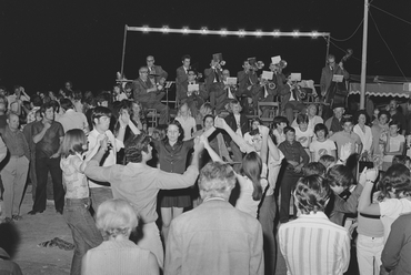 Sardanes nocturnes amb la cobla Río de Figueres a L¿Escala