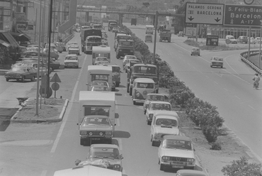 Cua de cotxes a la carretera N-II en direcció cap a França