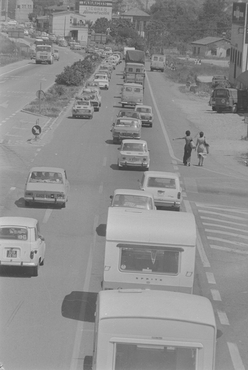 Cua de cotxes a la carretera N-II en direcció cap a França
