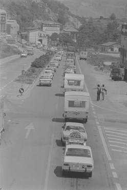 Cua de cotxes a la carretera N-II en direcció cap a França