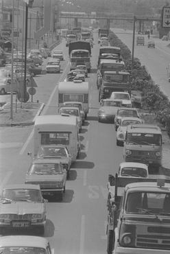 Cua de cotxes a la carretera N-II en direcció cap a França