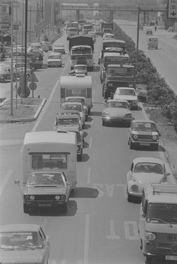 Cua de cotxes a la carretera N-II en direcció cap a França