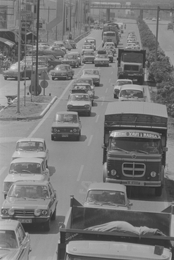 Cua de cotxes a la carretera N-II en direcció cap a França