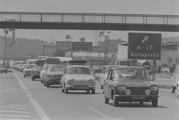 Cua de cotxes a la carretera N-II en direcció cap a França