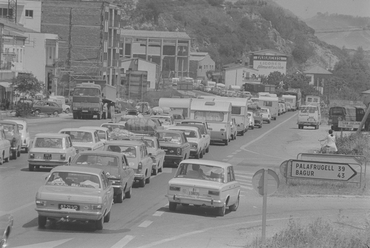 Cua de cotxes a la carretera N-II en direcció cap a França