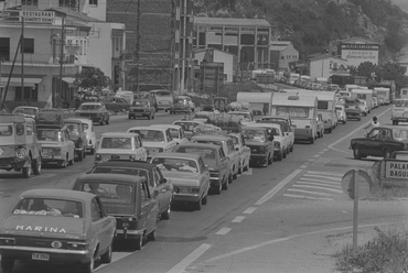 Cua de cotxes a la carretera N-II en direcció cap a França
