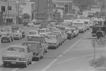 Cua de cotxes a la carretera N-II en direcció cap a França