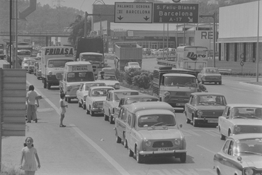 Cua de cotxes a la carretera N-II en direcció cap a França