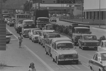 Cua de cotxes a la carretera N-II en direcció cap a França