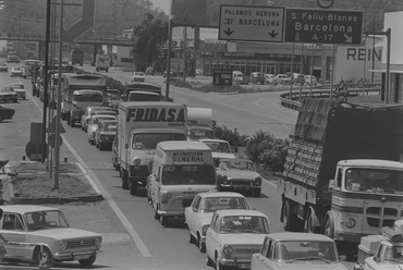 Cua de cotxes a la carretera N-II en direcció cap a França
