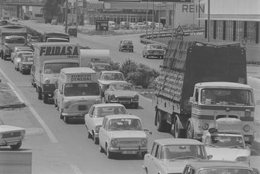 Cua de cotxes a la carretera N-II en direcció cap a França