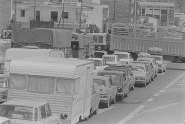 Cua de cotxes a la carretera N-II en direcció cap a França