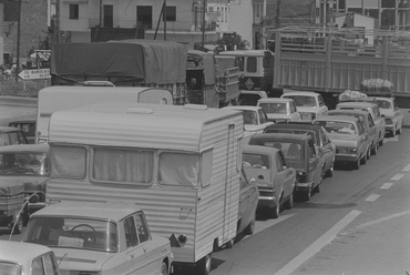 Cua de cotxes a la carretera N-II en direcció cap a França