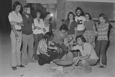 Un grup de gent de la agència IC fent una paella a la zona de Tramuntana de les platges de Platja d'Aro