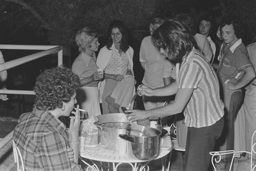 Un grup de gent de la agència IC fent una paella a la zona de Tramuntana de les platges de Platja d'Aro