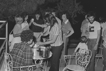 Un grup de gent de la agència IC fent una paella a la zona de Tramuntana de les platges de Platja d'Aro