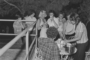 Un grup de gent de la agència IC fent una paella a la zona de Tramuntana de les platges de Platja d'Aro