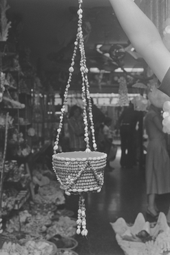 Accessoris de moda i de decorció d'una botiga de regals de Platja D'Aro