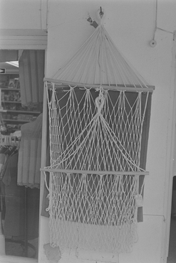 Accessoris de moda i de decorció d'una botiga de regals de Platja D'Aro