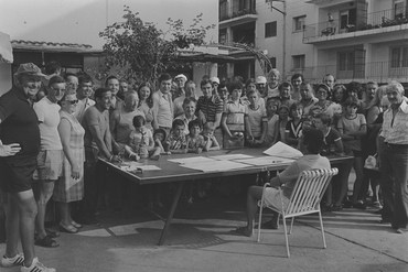 Gent apuntant-se al concurs de petanca a l'hotel Ferrer