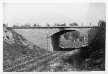 Vista del pont de la carretera sobre la via del tren a Campdorà