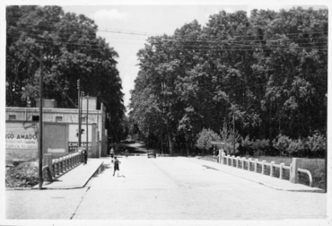 Vista del pont d'en Vidal sobre el riu Güell a Girona