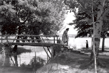 Home i dona passant per un pont