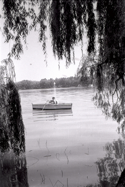 Nois amb barca a l'estany