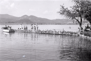 Banyistes a l'estany 
