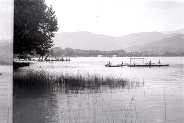 Banyistes a l'estany