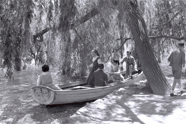 Gent amb barca a l'estany