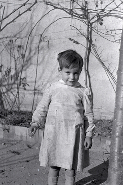 Martí Hugas Maurici en un pati