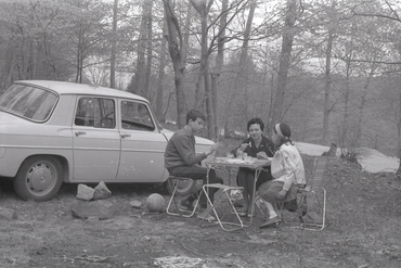 Anna Maurici Torrent amb Emili i Marta Hugas Maurici en un bosc